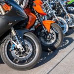 並んでいるバイク