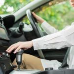 運転をする女性