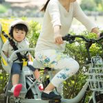 自転車の後ろに乗る子ども