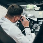 サングラスをかけている運転手